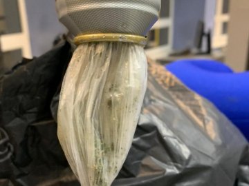 Волинянин хотів провезти через кордон марихуану в дезодоранті. ФОТО