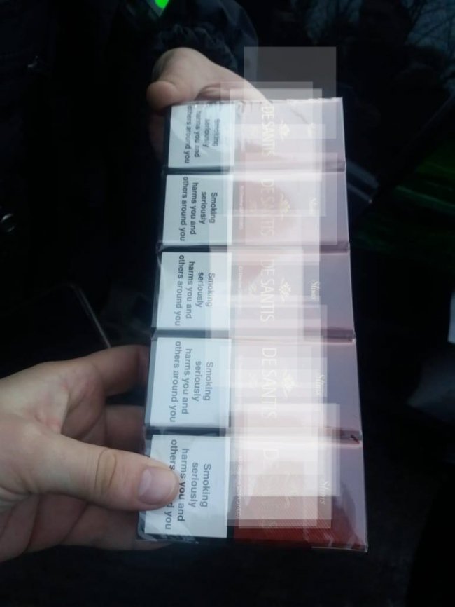 На Волині зупинили автівку, «начинену» контрабандними цигарками