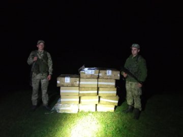 На Волині посеред ночі знайшли залишені контрабандистами пакунки з цигарками. ФОТО. ВІДЕО