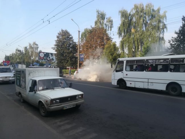 У Луцьку посеред дороги задимілася машина. ФОТО