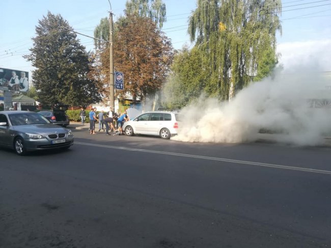 У Луцьку посеред дороги задимілася машина. ФОТО