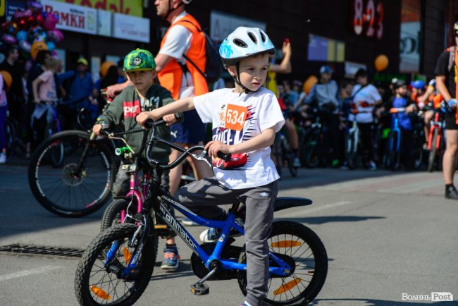 З дітками, собакою та у вишиванках: як лучани провели «Велодень-2019». ФОТО