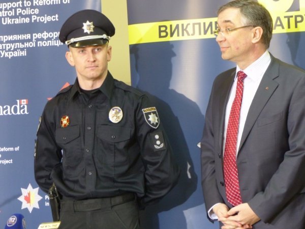 Канада передала луцьким поліцейським форму та камери. ФОТО. ВІДЕО