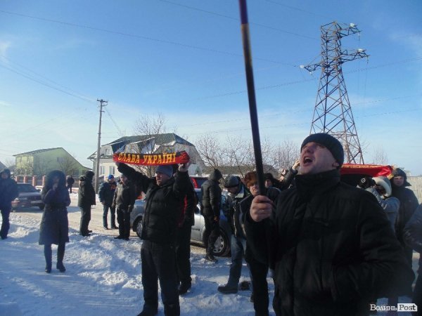Як волинські автомайданівці пікетували маєтки регіоналів. ФОТО. ВІДЕО