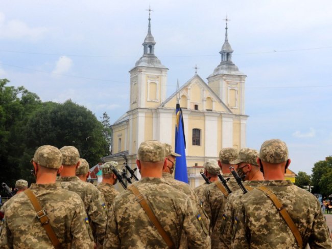У Володимирі в останню путь провели Героя АТО, який помер від раку. ФОТО