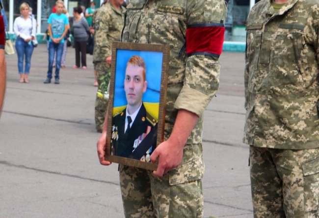 У Володимирі в останню путь провели Героя АТО, який помер від раку. ФОТО