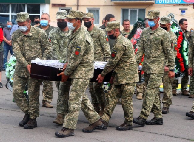 У Володимирі в останню путь провели Героя АТО, який помер від раку. ФОТО