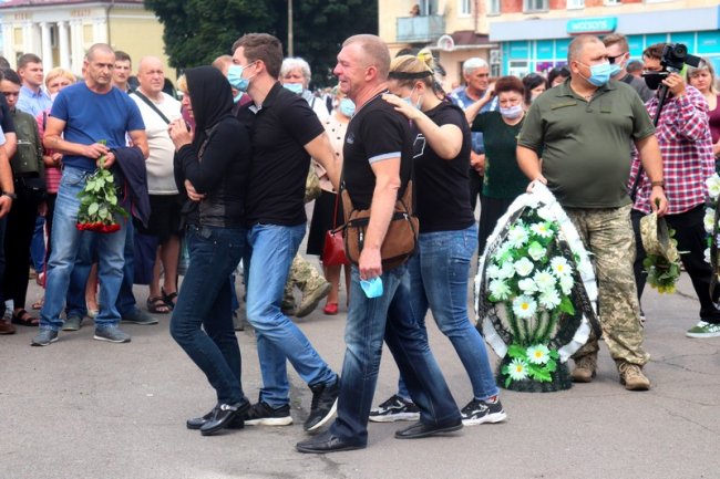 У Володимирі в останню путь провели Героя АТО, який помер від раку. ФОТО