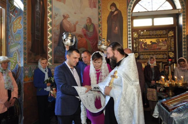 Відомий луцький активіст повінчався з коханою. ФОТО