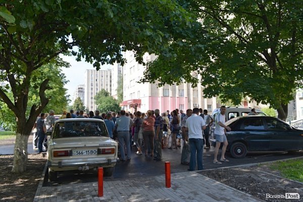 У Луцьку відремонтували тротуари, а в дворах залишили діри в асфальті. ФОТО