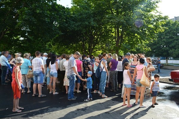 У Луцьку відремонтували тротуари, а в дворах залишили діри в асфальті. ФОТО
