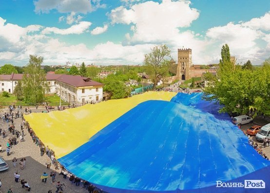 Під замком Любарта розгорнули найбільший прапор України. ФОТО