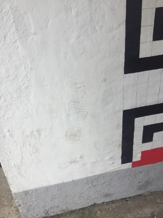 На Волині «прикрасили» болотом зупинку, яку активісти відновлювали тиждень. ФОТО