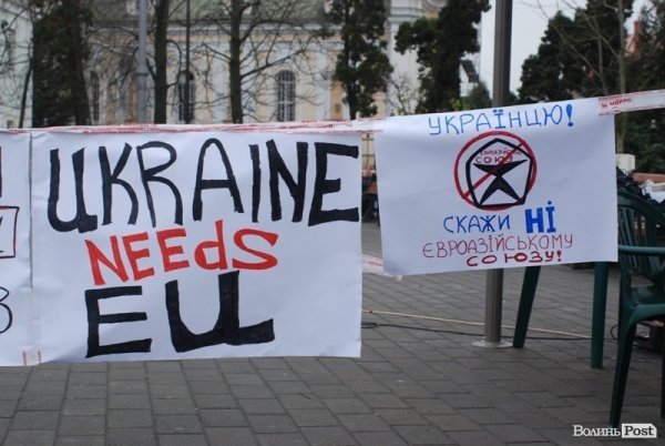 Євромайдан у Луцьку: день другий. ФОТО. ВІДЕО 