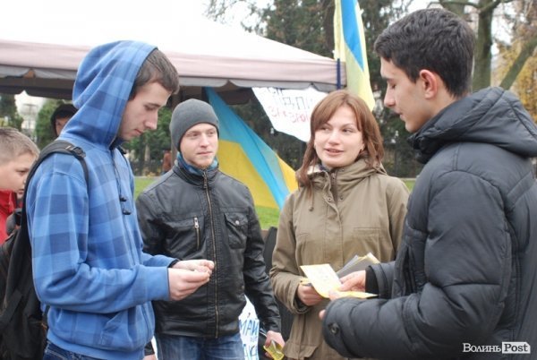 Євромайдан у Луцьку: день другий. ФОТО. ВІДЕО 