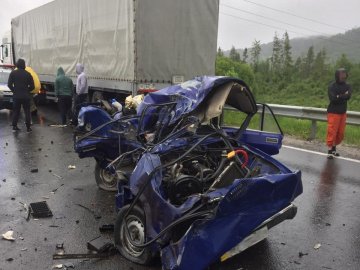 На Львівщині зіткнулися 5 автівок: волинянка загинула на місці. ФОТО