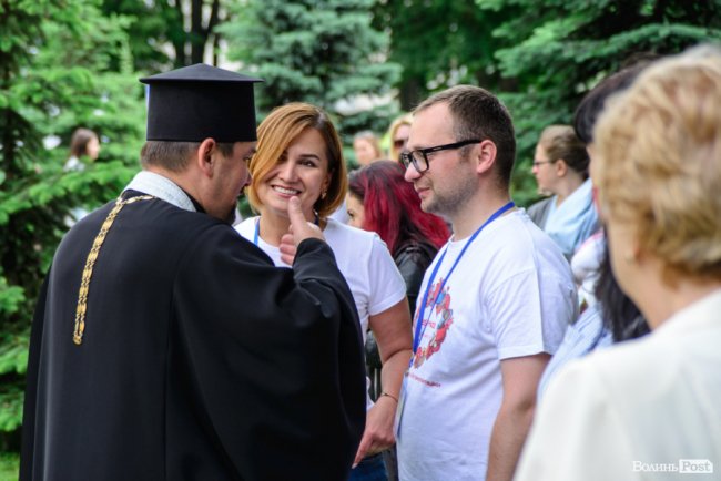 Люди з пересадженими органами посадили біля лікарні у Луцьку Алею життя. ФОТО