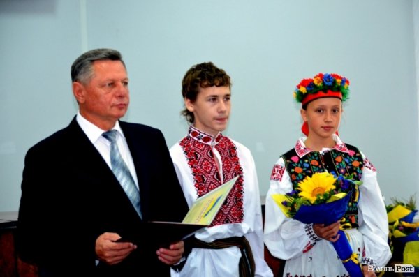 Романюк відзначив трудові колективи, бійців АТО та волонтерів. ФОТО