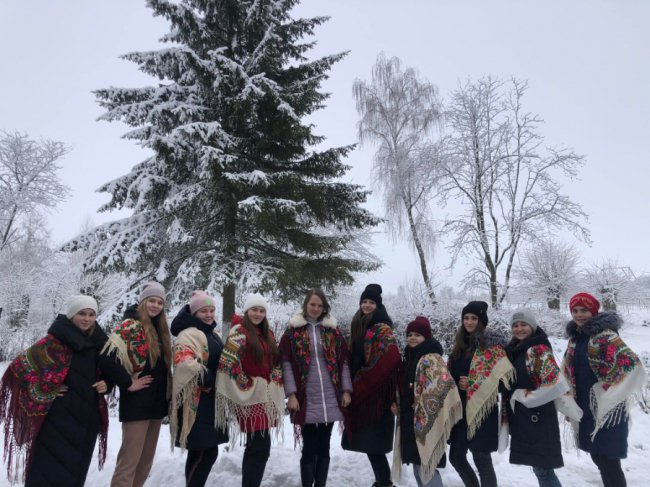 Волинянки приєдналися до флешмобу «Зроби фото з хусткою». ФОТО, ВІДЕО