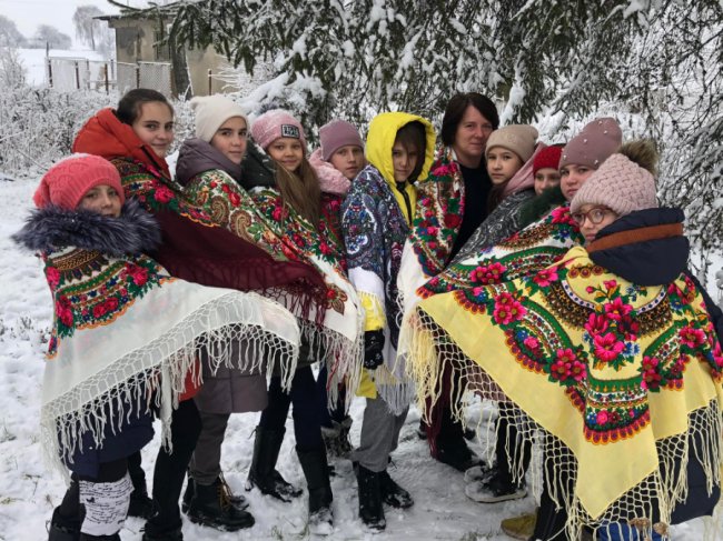 Волинянки приєдналися до флешмобу «Зроби фото з хусткою». ФОТО, ВІДЕО