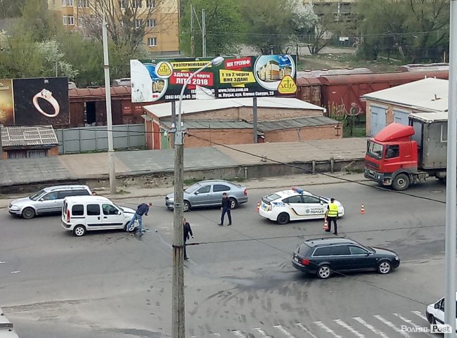 Ранкова аварія у Луцьку: вантажівка зіткнулась з легковиком