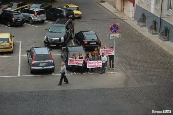 Луцьку міську раду пікетують підприємці. ФОТО