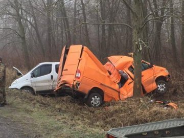 На Волині в аварії буса склало вдвоє. ФОТО