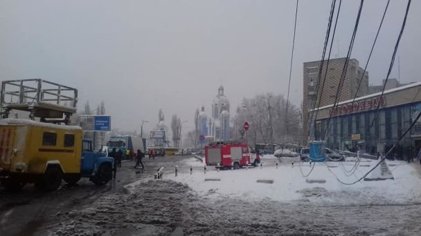 У Вінниці електроопора розчавила автівку, в якій перебував водій