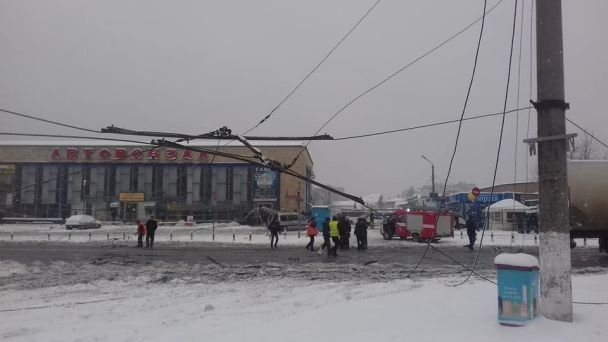У Вінниці електроопора розчавила автівку, в якій перебував водій