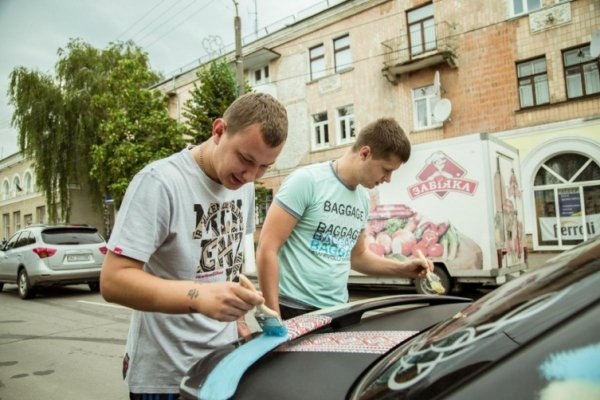У Нововолинську патріотично «помітили» стовпи. ФОТО. ВІДЕО