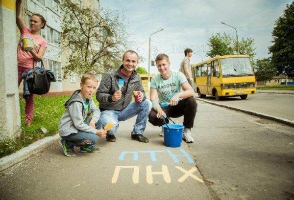 У Нововолинську патріотично «помітили» стовпи. ФОТО. ВІДЕО