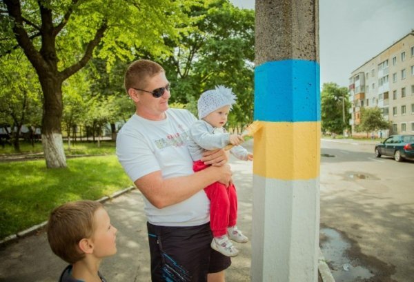 У Нововолинську патріотично «помітили» стовпи. ФОТО. ВІДЕО