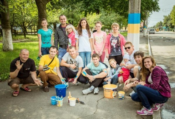 У Нововолинську патріотично «помітили» стовпи. ФОТО. ВІДЕО