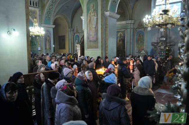 Під музику оркестру, з фотозоною та співами: як у Жидичині святкували Водохреще. ФОТО