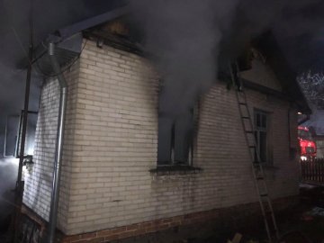 На Волині із палаючого будинку врятували 89-річного чоловіка і 83-річну жінку