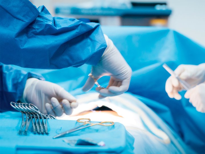 Волинські хірурги за одну операцію усунули пацієнтці грижу й атерому