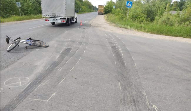 Поблизу Ковеля вантажівка збила велосипедиста: постраждалий у лікарні