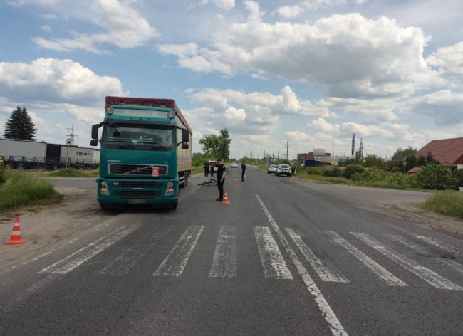 Поблизу Ковеля вантажівка збила велосипедиста: постраждалий у лікарні