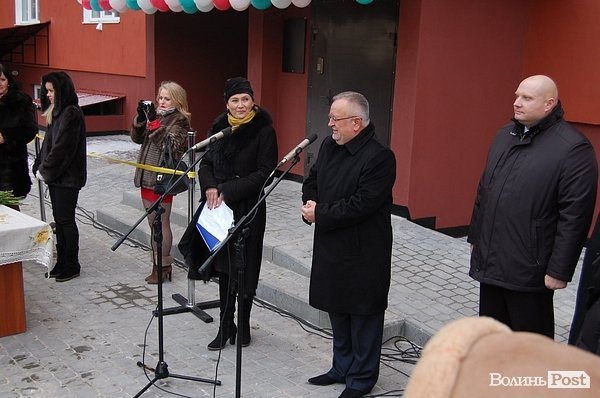 У Луцьку підлеглий Азарова роздав ключі від квартир. ФОТО