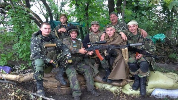 Михайлов у шоломі із снайперською гвинтівкою