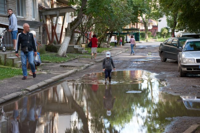 У Луцьку вирішували, як реконструювати двір, який не бачив ремонту понад 30 років. ФОТО
