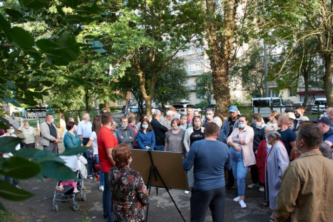 У Луцьку вирішували, як реконструювати двір, який не бачив ремонту понад 30 років. ФОТО