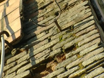 У центрі Луцька розвалюється будинок, уламки падають на людей. ВІДЕО