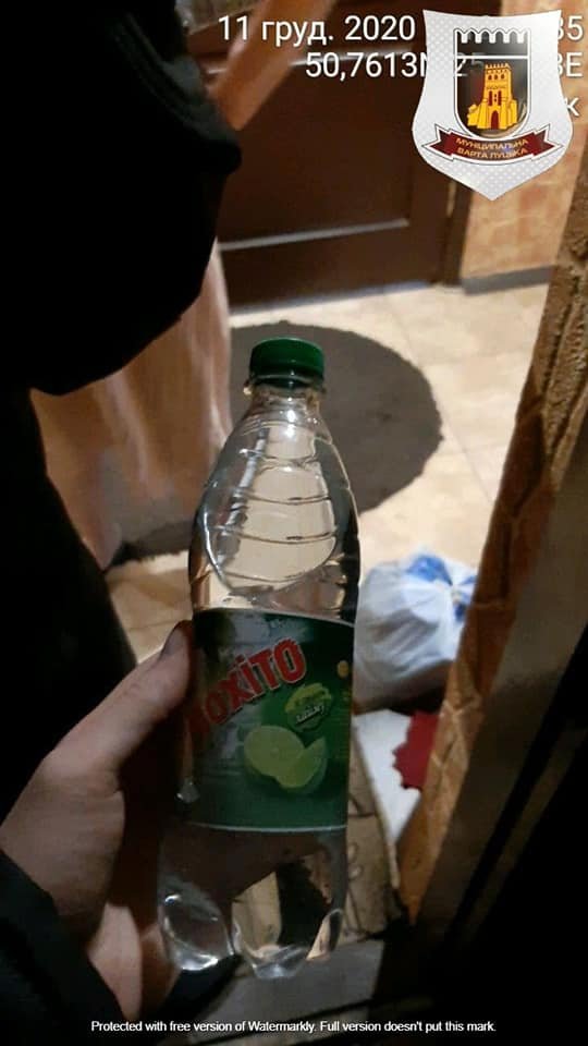 У Луцьку викрили жінку, яка вдома продає сурогат. ФОТО