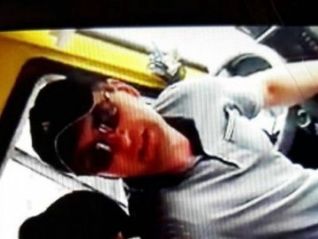 «Треба скинутись йому на памперси»: водій волинської маршрутки справляє нужду в дворі багатоповерхівки