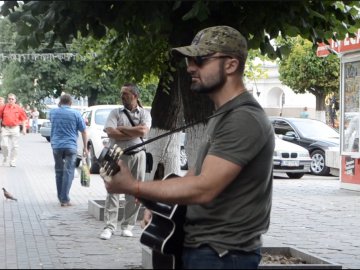 «Ті, хто воюють за гроші, - не воїни», - луцький вуличний музикант
