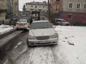У Луцьку муніципали покарали протоколом автохама-адвоката. ФОТО