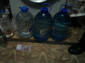 На Дубнівській у Луцьку вилучили велику кількість сурогату. ФОТО