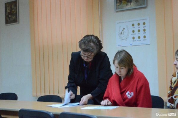 У Луцьку батькам діток, які народилися в 2016 році, вручили свідоцтва. ФОТО