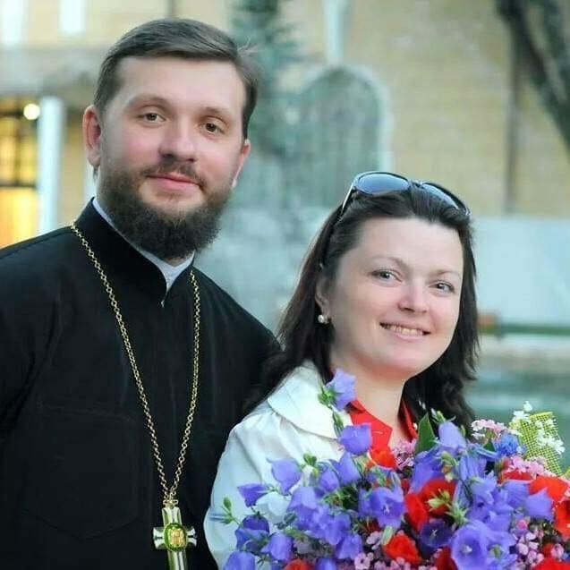  «Одружився з найчарівнішою»: священик з Волині зворушливо привітав дружину з річницею весілля